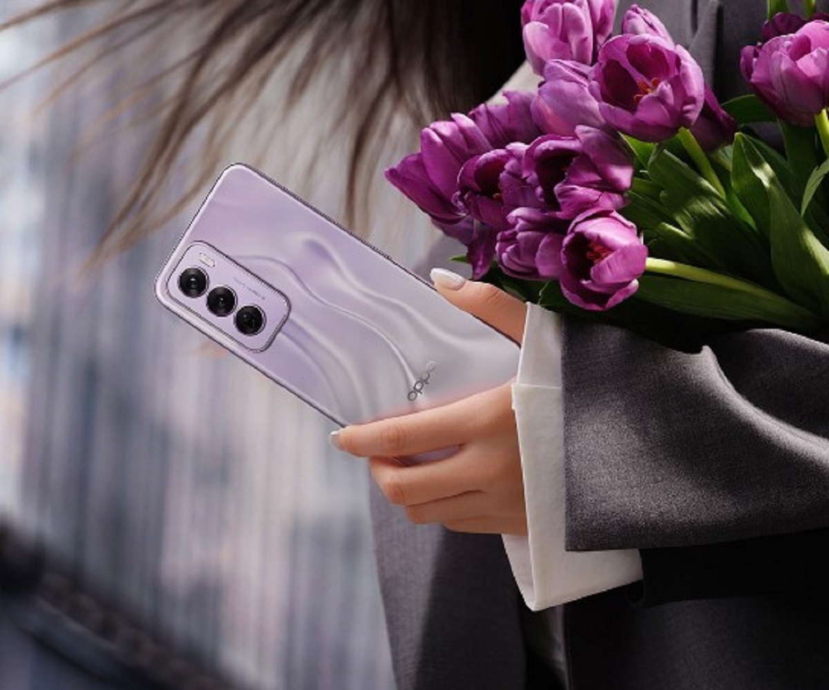 OPPO Reno12 5G: Memikat Perhatian dengan Kilau Astro Silver yang Menawan