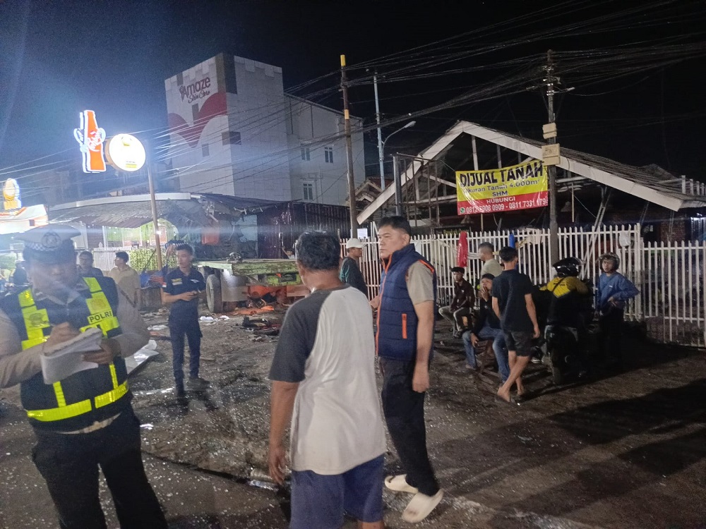 Truk Kontainer Rem Blong Tabrak Motor dan Warung di Demang Lebar Daun, Dua Orang Terluka