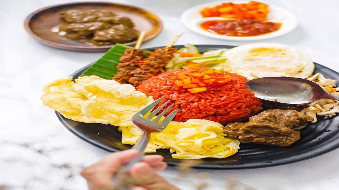 Nasi Goreng Merah Khas Palembang, Perpaduan Rasa Gurih, Manis, dan Asam yang Menggugah Selera