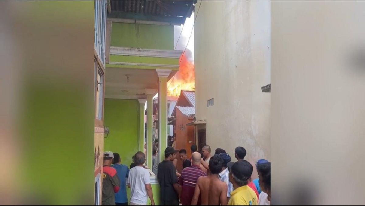 Diduga Korsleting Listrik, Sebuah Rumah Panggung Kayu Hangus Dilahap Jago Merah