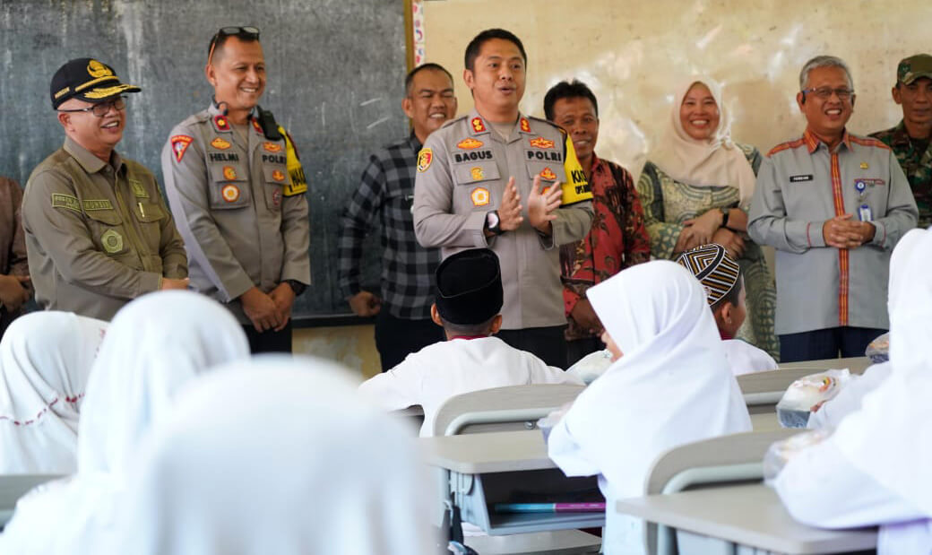 Polres Ogan Ilir Laksanakan Program Makan Siang Gratis di Kecamatan Sungai Pinang