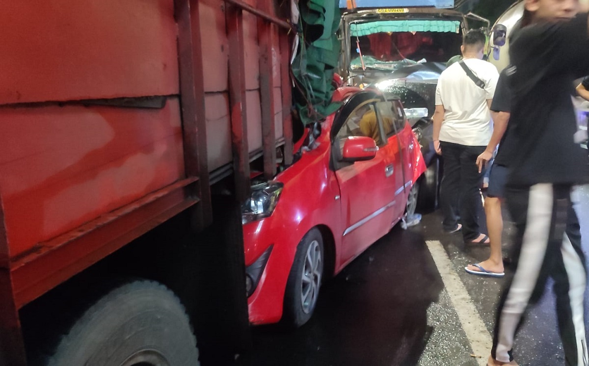 Gara-gara Truk Tronton Rem Blong dan Hilang Kendali, 5 Mobil Terlibat Tabrakan Beruntun di Demang Lebar Daun