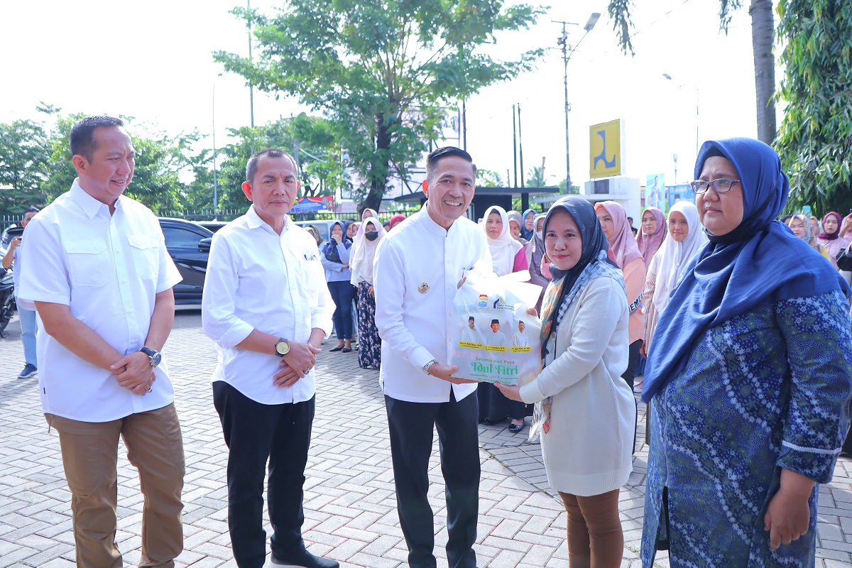 Pj Walikota Palembang Bagikan Ribuan Bingkisan Idul Fitri Bagi Tenaga PHL