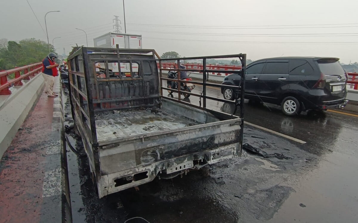 Sebuah Mobil Pikap Hitam Hangus Terbakar di Atas Jembatan Keramasan, Diduga Karena Ini