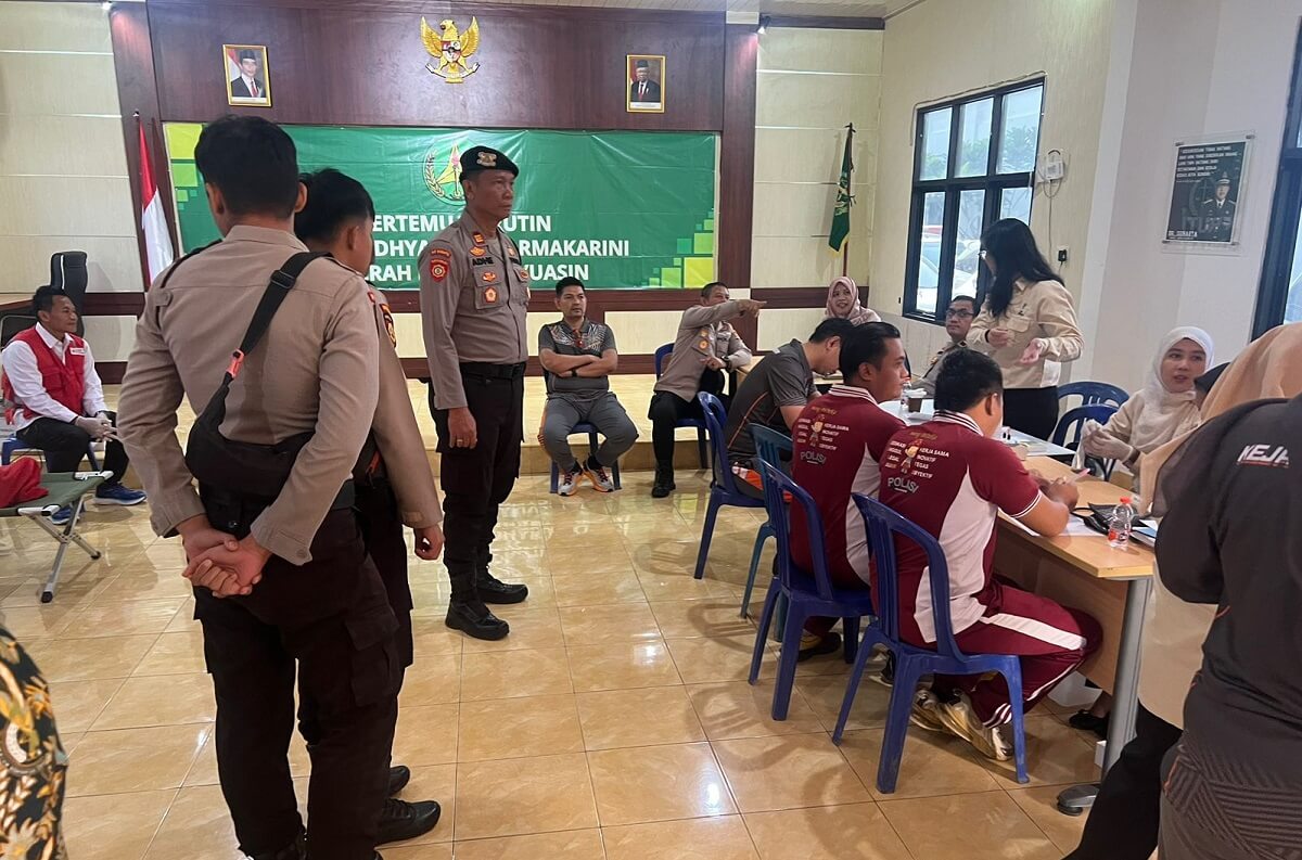 Personel Polres Muba Berpartisipasi dalam Donor Darah Hari Bhakti Adhyaksa Ke-64 di Kejari Muba