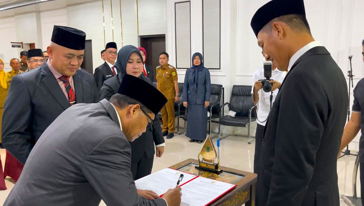 Bupati PALI Asgianto Lantik 9 Pejabat Eselon dan 1 PNS