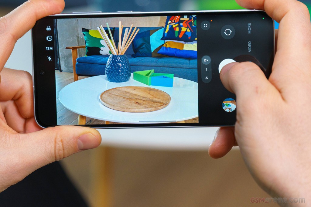 Samsung Galaxy A Series vs iPhone: Mana Lebih Menguntungkan di Kelas Menengah?