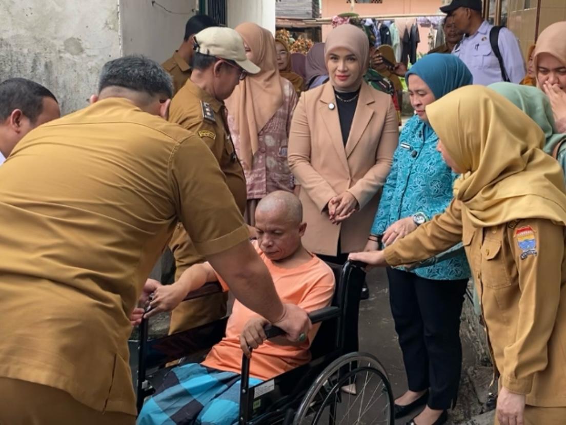 Raut Bahagia Terpancar Wajah Salim Penerima Bantuan Kursi Roda 