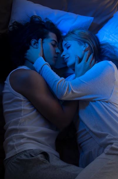 Tidur Romantis dengan Pasangan! Begini Cara Mengatur Lampunya 