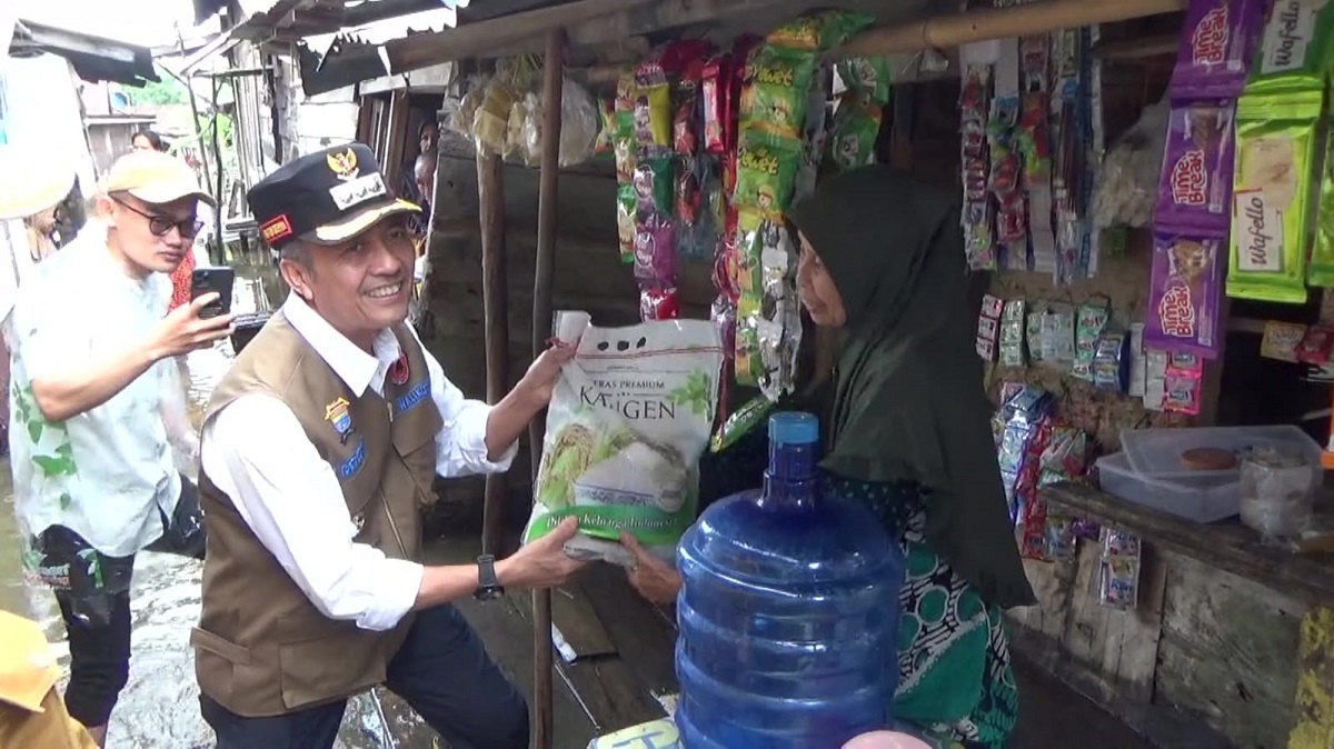 Pj Walikota Palembang Ratu Dewa Beri Bantuan Beras Kepada Korban Banjir