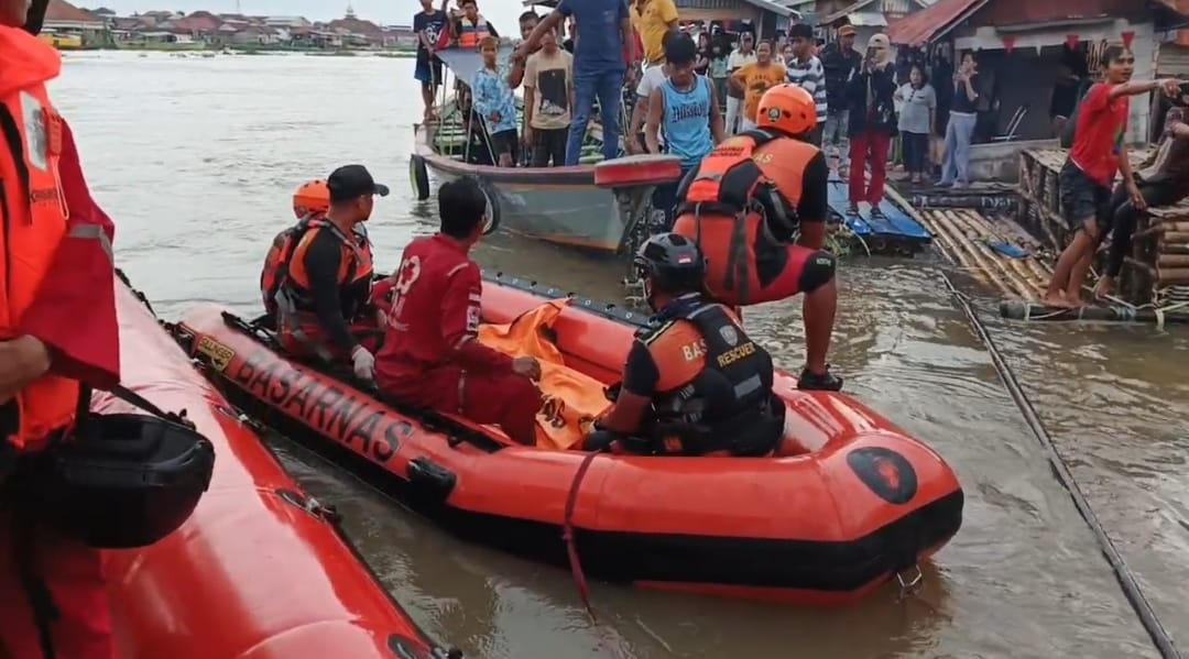 Jenazah Ari Ditemukan Tak Jauh dari Lokasi Alfi Tenggelam: Tangis Pecah di Pinggir Sungai
