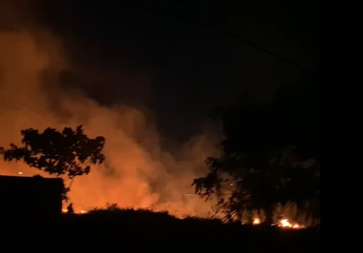 Lahan Kosong Terbakar di Talang Kelapa, Damkar Kerahkan 3 Unit Mobil Pemadam