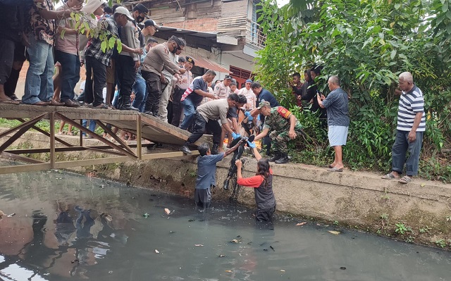 Mr X Ditemukan Mengapung di Aliran Dam Kolam Retensi Jalan Pipa Reja 8 Ilir Palembang
