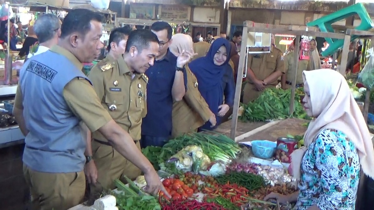 Pj Walikota Palembang Ratu Dewa Bersama Pj Ketua Tp PKK Tinjau Pasar Murah Serentak Se-Sumsel