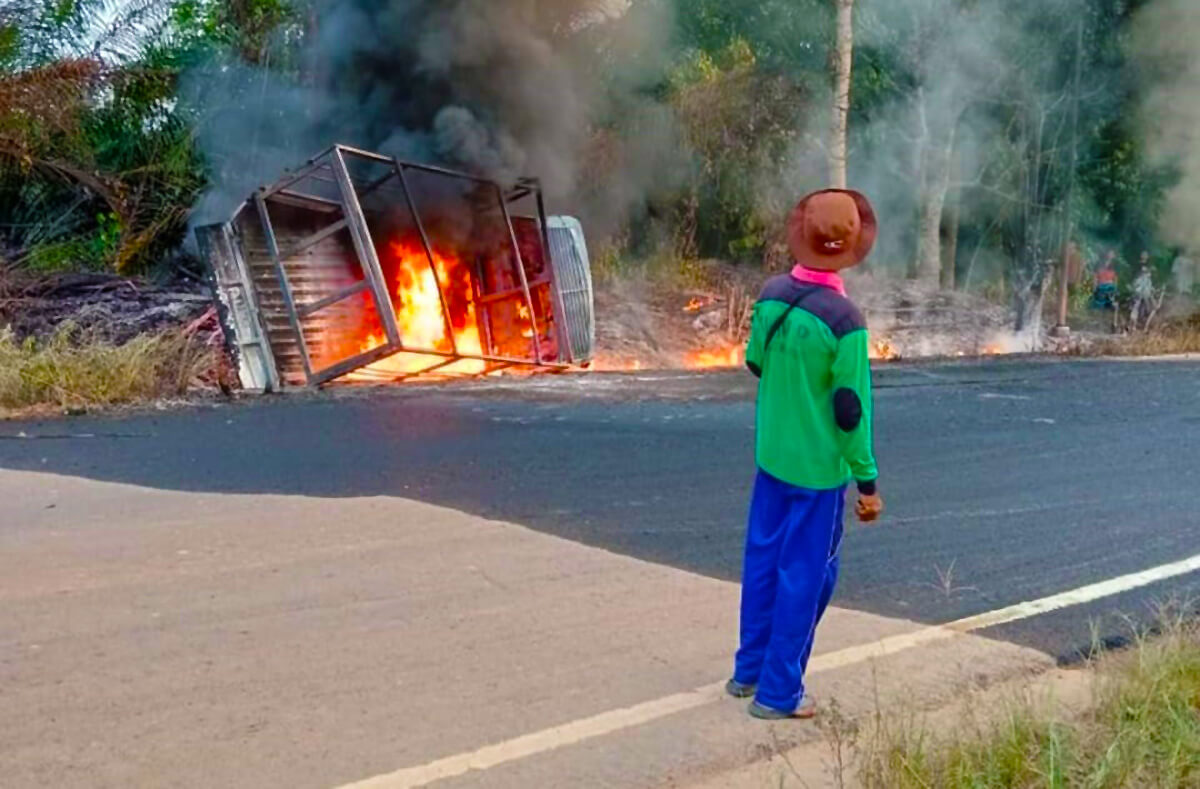 Mobil Pengangkut Minyak Ilegal Terbakar dan Mengenai Rumah Warga di Desa Dawas Kabupaten Muba