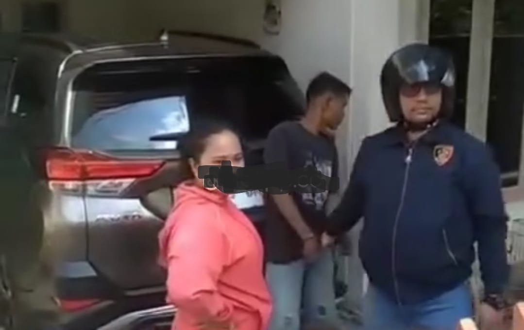 Viral: Diduga Hendak Mencuri, Pria Terjebak di Atap Rumah Kosong OPI