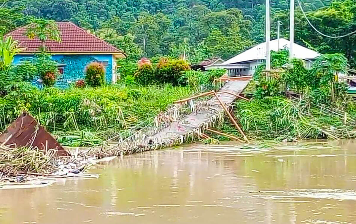 Banjir di Kabupaten OKU Menyisakan Kerusakan 4 Jembatan Gantung