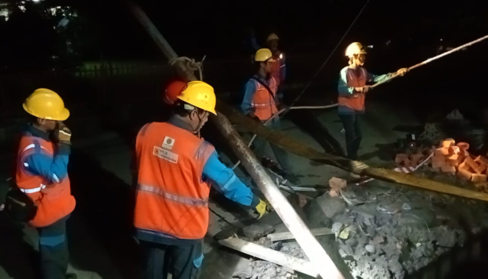 Meteran Listrik Rusak Akibat Galian Siring dan Tiang Listrik Roboh, Siapa Tanggung Jawab?