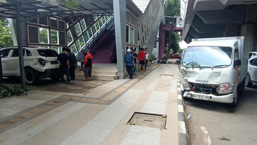 Diduga Sopir Tak Fokus, Mobil Boks Milik Brasserie Tabrak SUV di Bawah Stasiun LRT Palembang Icon