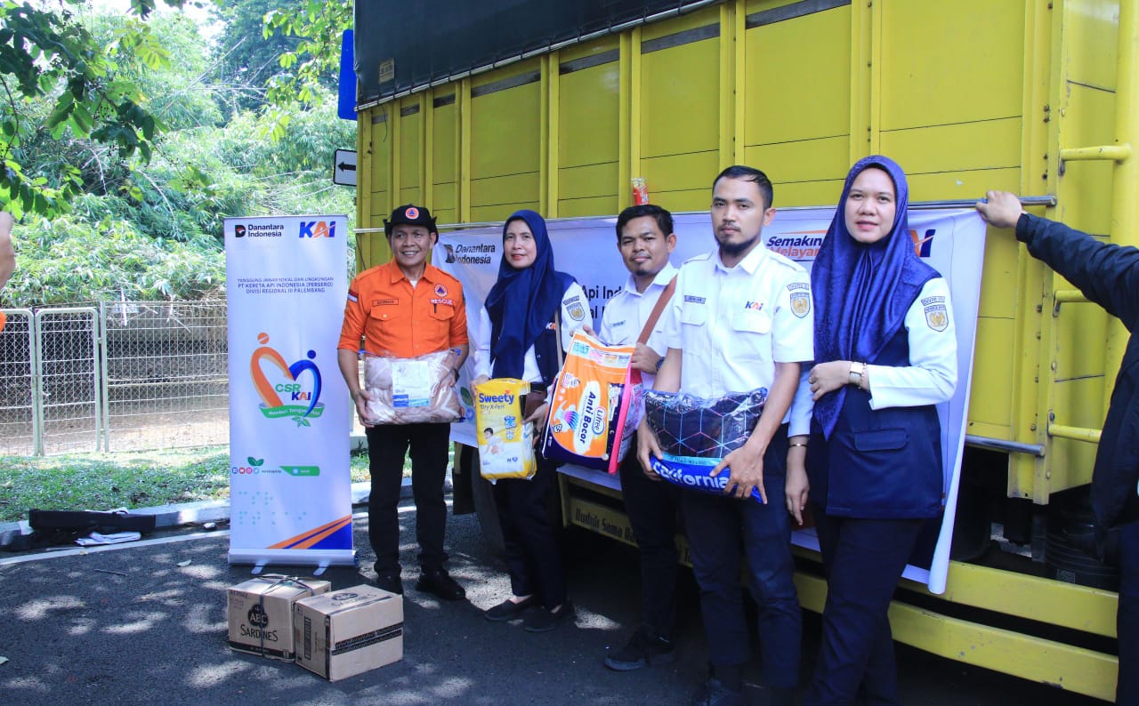 KAI Divre III Palembang Kirimkan Bantuan Kemanusiaan Untuk Bencana Alam Sumatera