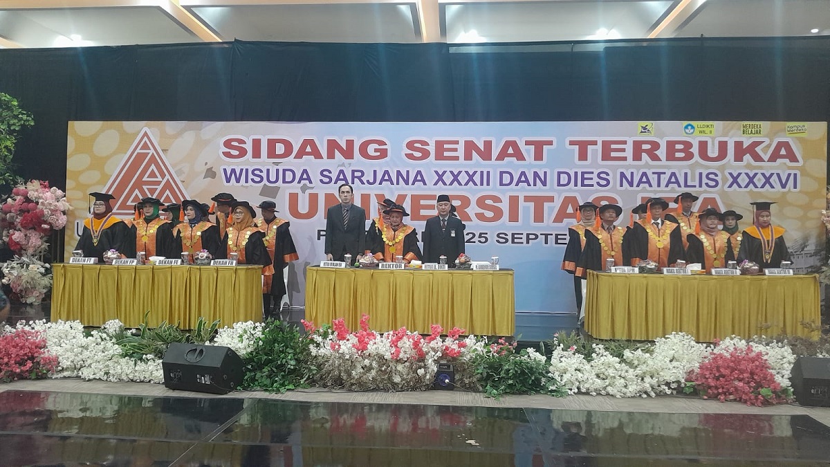 113 Sarjana Lulusan Universitas IBA Siap Bersiang di Dunia Kerja