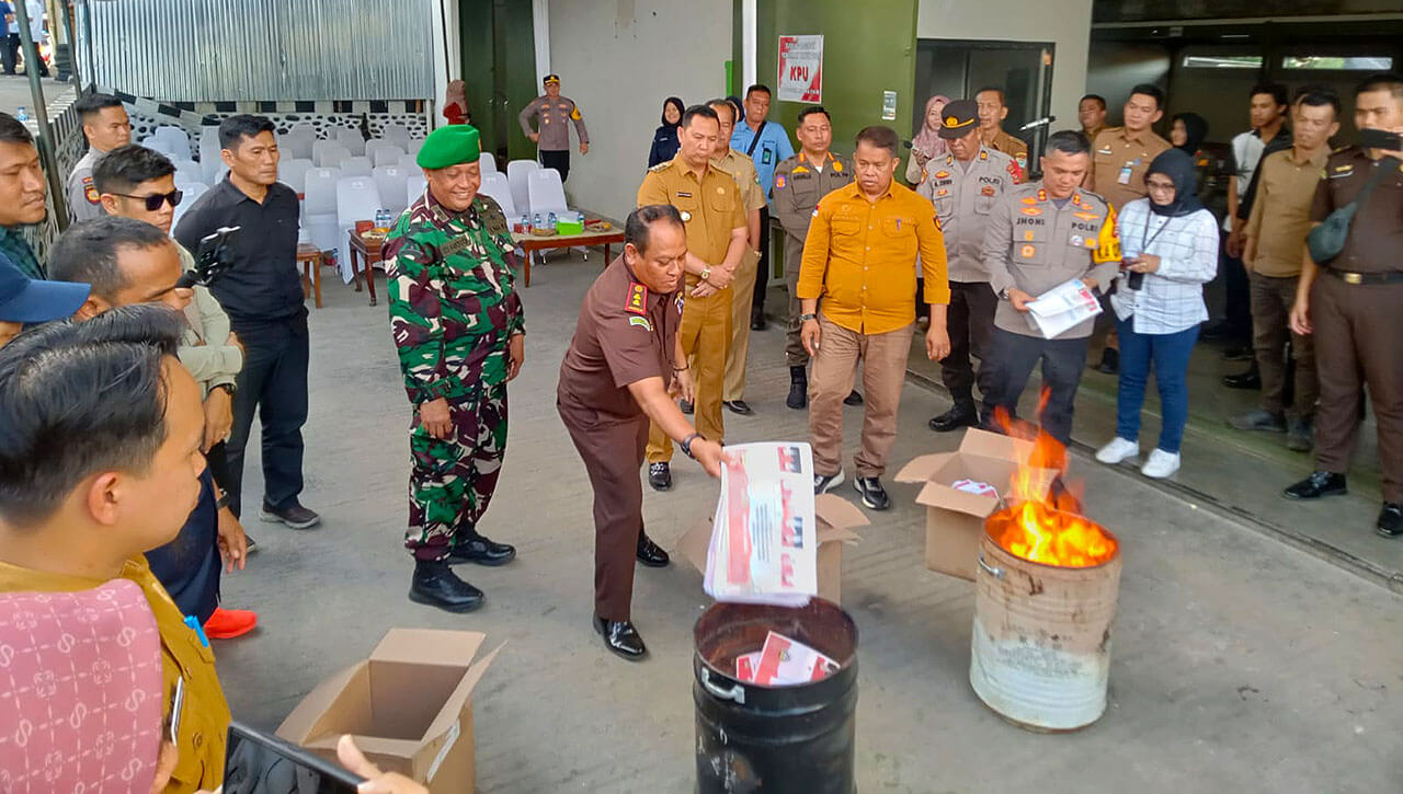 KPU Muara Enim Musnahkan 982 Surat Suara Lebih dan Rusak, Pastikan Logistik Pilkada Sudah Sampai