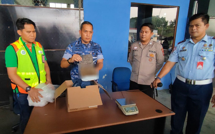 Lanud Srimulyono Herlambang bersama Tim Petugas Keamanan Bandara SMB II Gagalkan Penyelundupan Ganja Kering