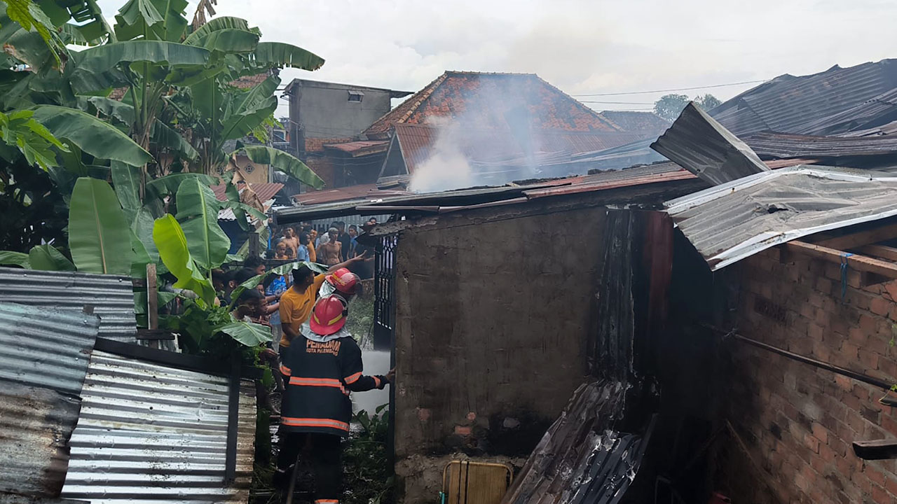 Rumah Warga di 30 Ilir Ludes Dilalap Api, Petugas Damkar Terhambat Akses Jalan Sempit