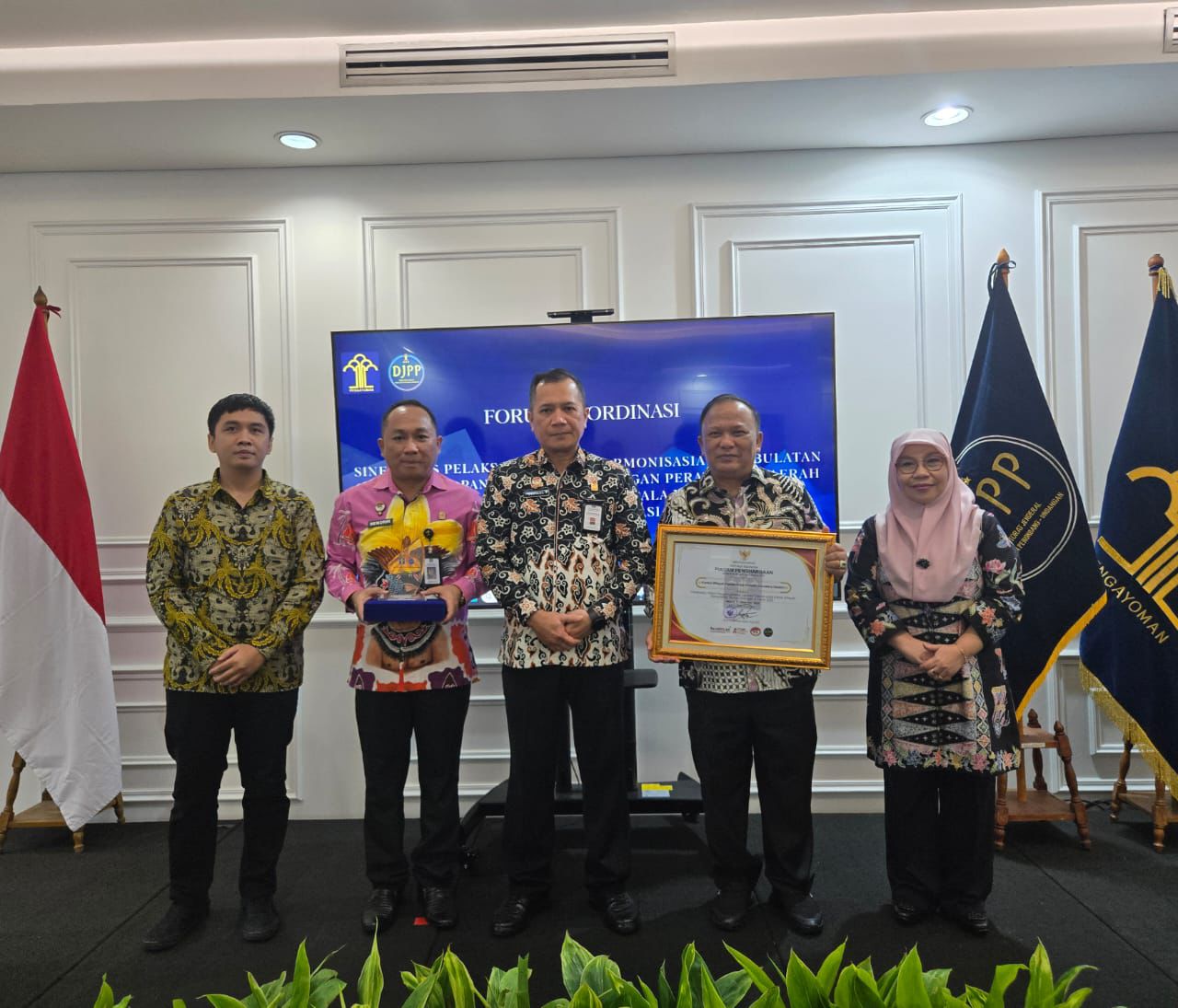 Kemenkum Sumsel Terima Penghargaan Terbaik I Legislasi Daerah