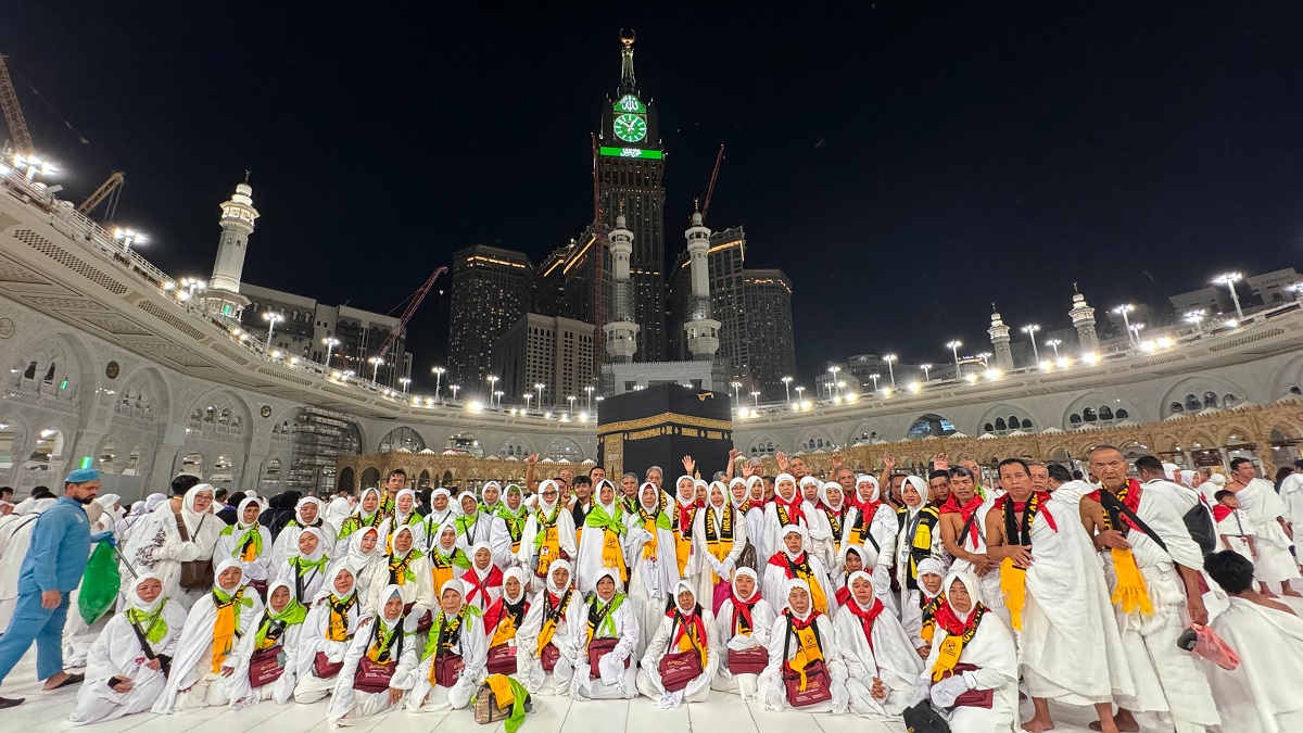 Rasa Haru 433 Jemaah Umroh Holiday Angkasa Wisata Menyelesaikan Rukun Umroh di Mekkah