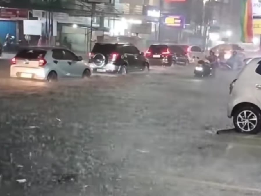Kendaraan Berani Banjir! 4 Pilihan Mobil Anti-Banjir yang Mahir Menerjang Air Tinggi