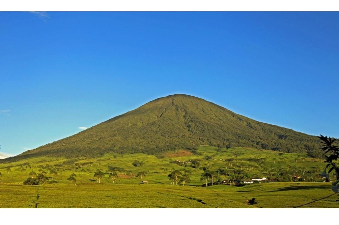 Keindahan Gunung Dempo, Bikin Lo Gak Pengen Pulang!