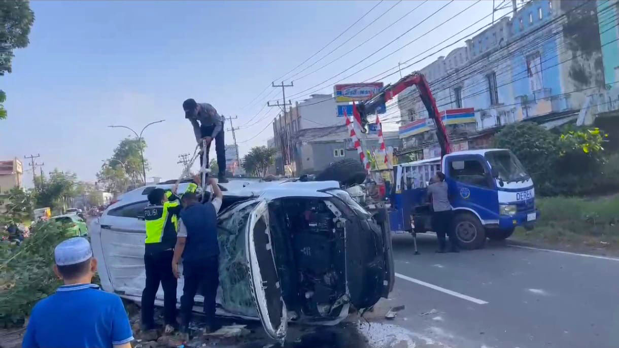 Mobil Pajero Terguling di Palembang Akibat Pengemudi Mengantuk, 2 Orang Terluka