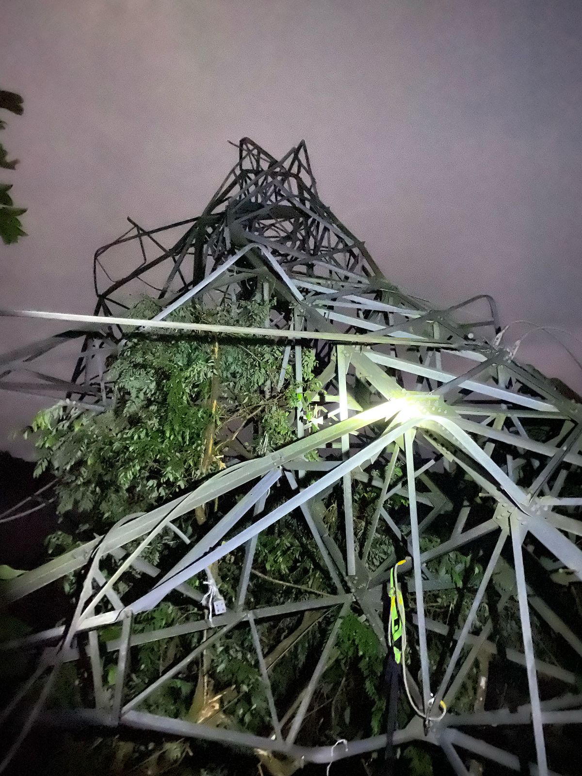 PLN Respons Cepat Insiden Robohnya Tiang SUTT 150 kV di Sungai Penuh