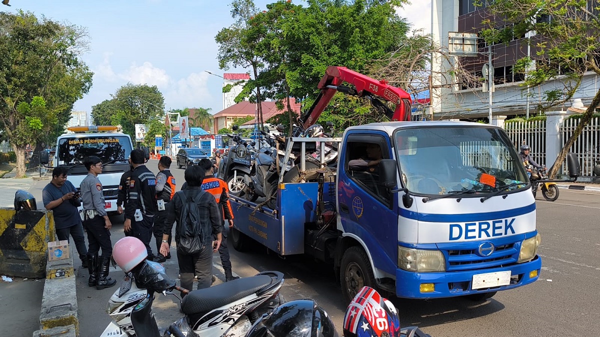 Dishub Palembang Tertibkan Parkir Liar di Depan RS Siloam, 13 Motor Diamankan