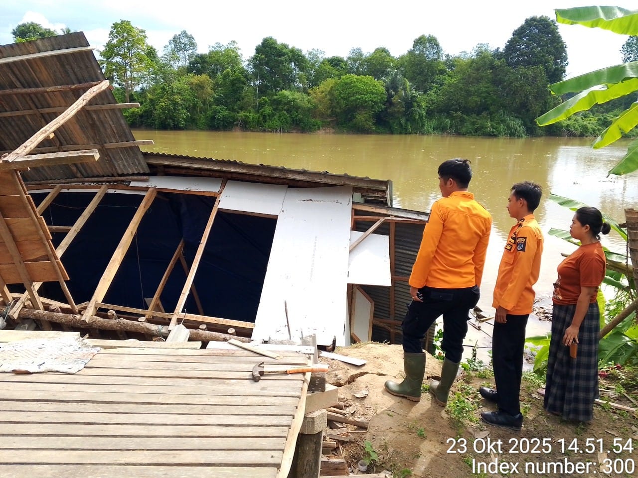 Rumah Warga Roboh Akibat Longsor di Pinggir Sungai Ogan