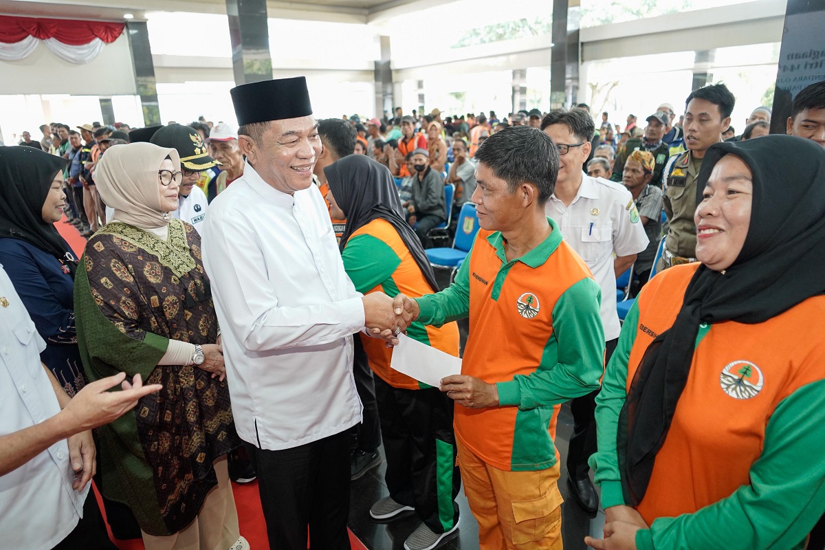 Bupati H M Toha Bagikan Ribuan THR, Senyum Bahagia Kaum Dhuafa dan Pekerja Harian Warnai Sekayu