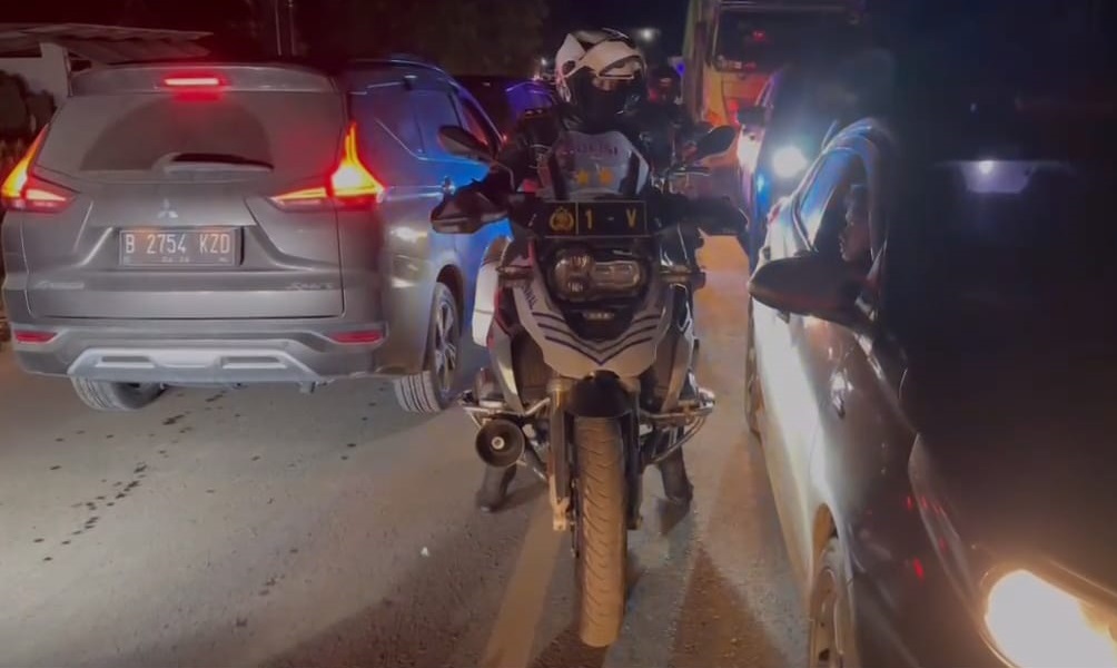 Kendarai Sepeda Motor Dinas, Kapolda Sumsel Turun Langsung ke Lokasi Macet Jalintim Palembang-Jambi