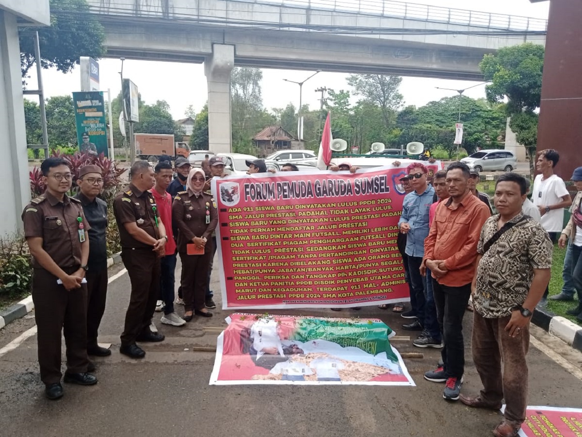 Carut Marut PPDB di Sumsel, Massa Datangi Kejati Sumsel Membawa Keranda Mayat