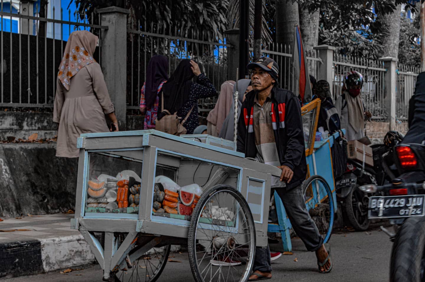 Perjuangan Sang Ayah: Ketabahan dan Dedikasi dalam Bekerja Keras untuk Anak-Anaknya