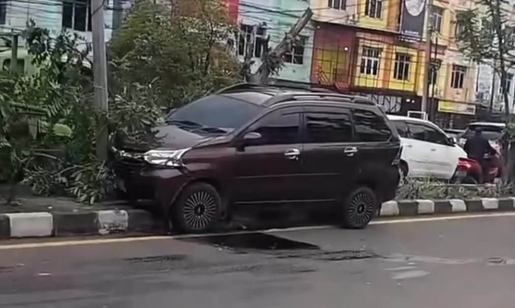 Diduga Sopir Mengantuk, Mobil MPV Naik ke Median Jalan Residen Abdul Rozak