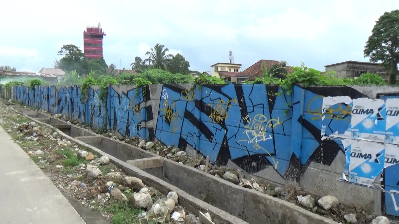 Warga Sayangkan Vandalisme di Tembok Sebelum Jembatan Musi IV