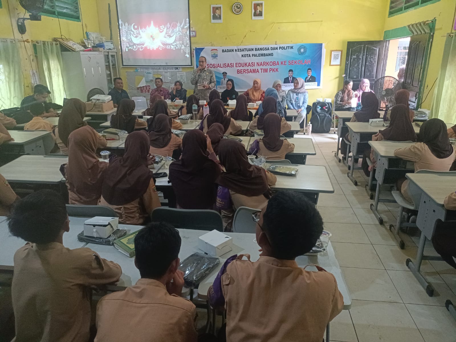 Kesbangpol Palembang dan BNN Sumsel Sosialisasi Bahaya Narkoba Kepada Pelajar SMPN 2 Palembang