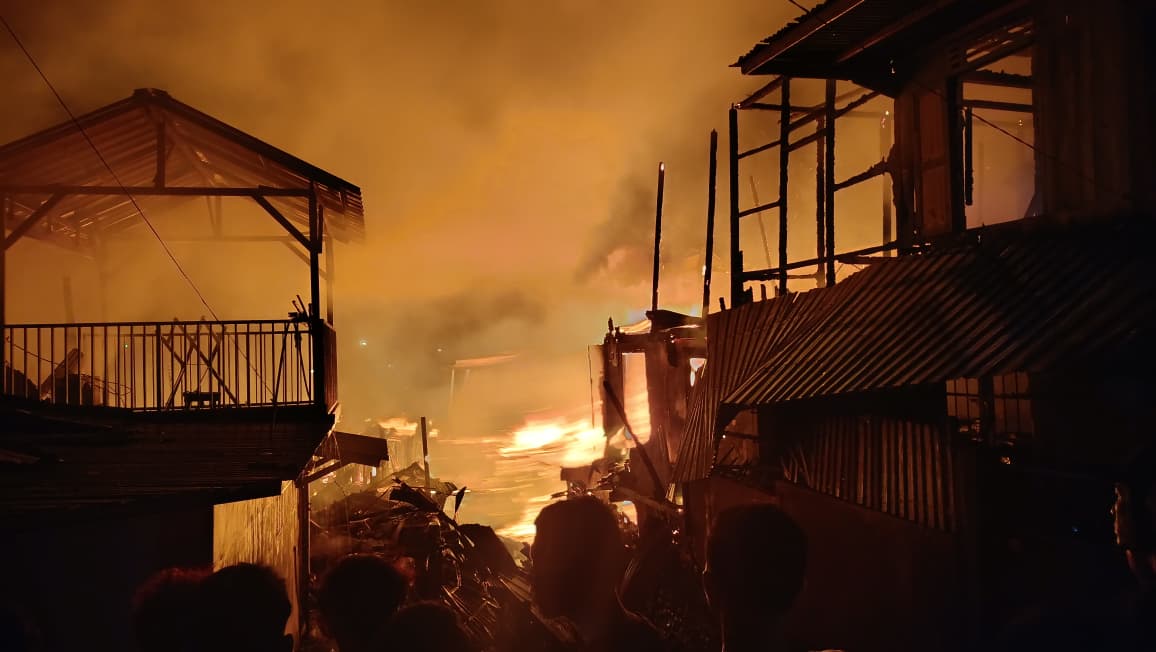 Kebakaran Rumah di 1 Ilir, Petugas Damkar Masih Berjibaku Padamkan Api