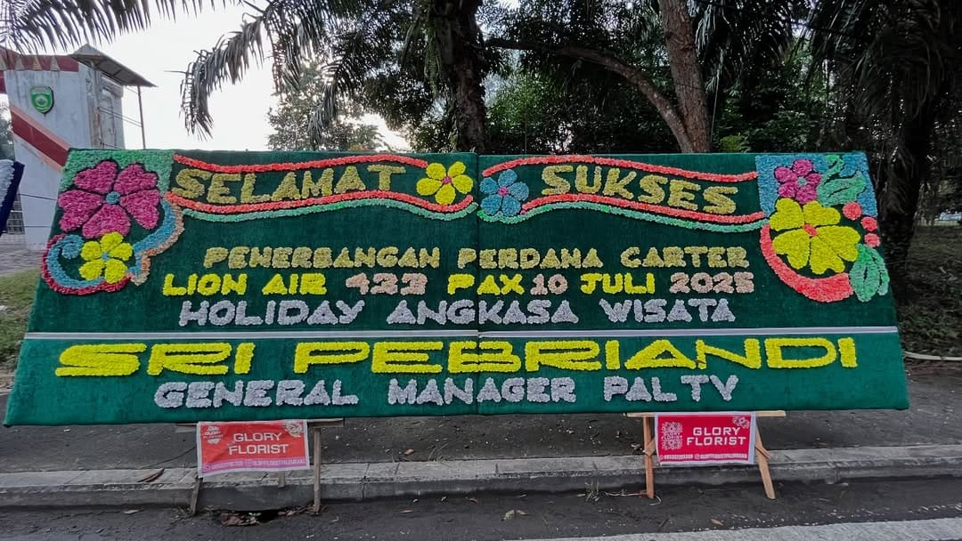 Ratusan Karangan Bunga Penuhi Bandara SMB II, Sambut Keberangkatan Perdana Umroh Holiday Angkasa Wisata
