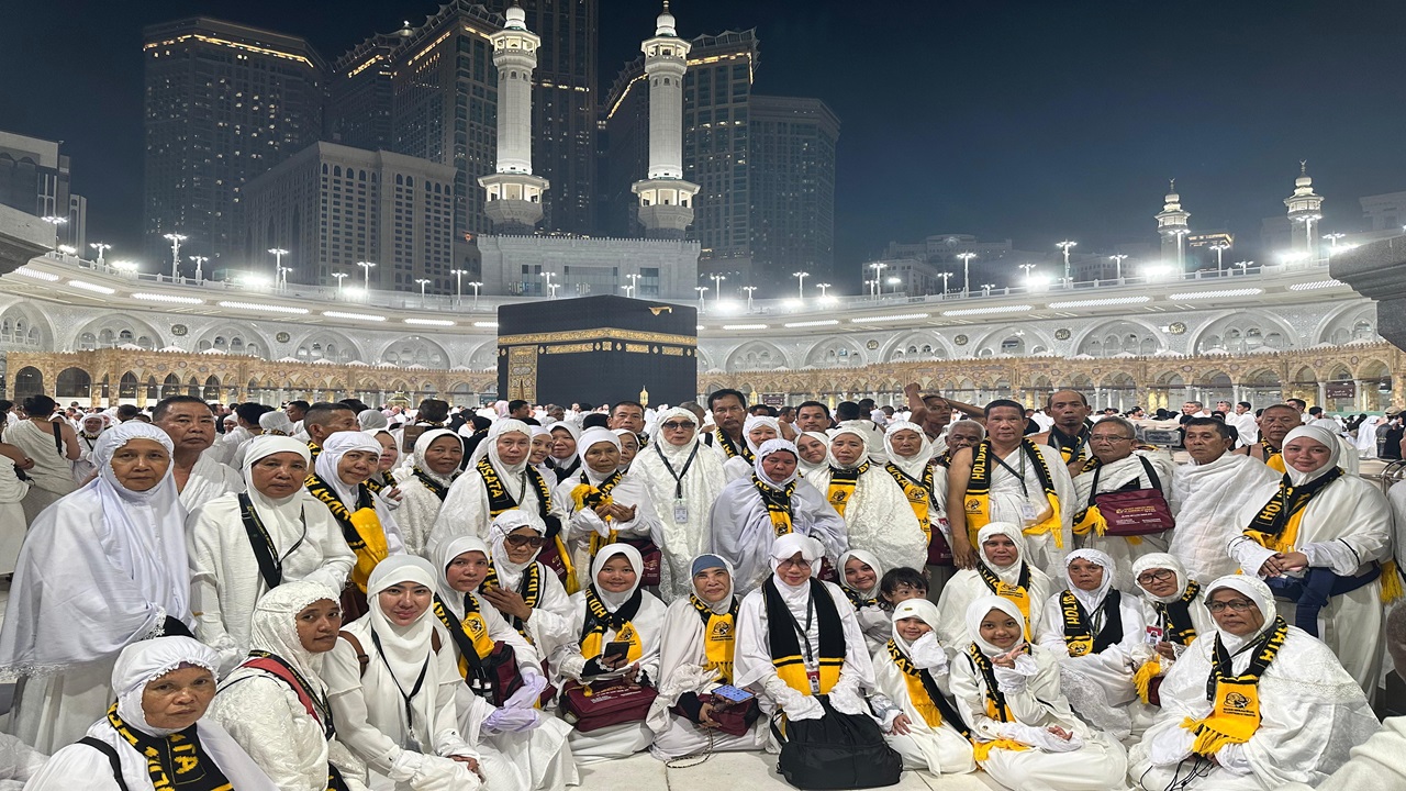 Penuh Haru! 433 Jemaah Holiday Angkasa Wisata keberangkatan 18 september Umroh Pertama