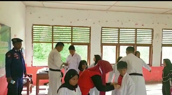 Dir Polairud Polda Sumsel Sumbang Baju Beladiri Karate kepada Pelajar SD Agar Semangat Latihan