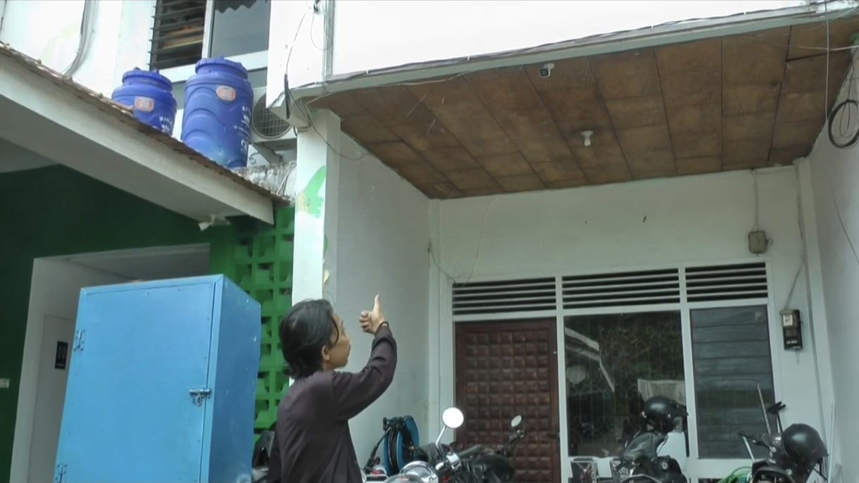 Curi Motor di Kedai Kopi Pakai Celurit Maling Terekam CCTV