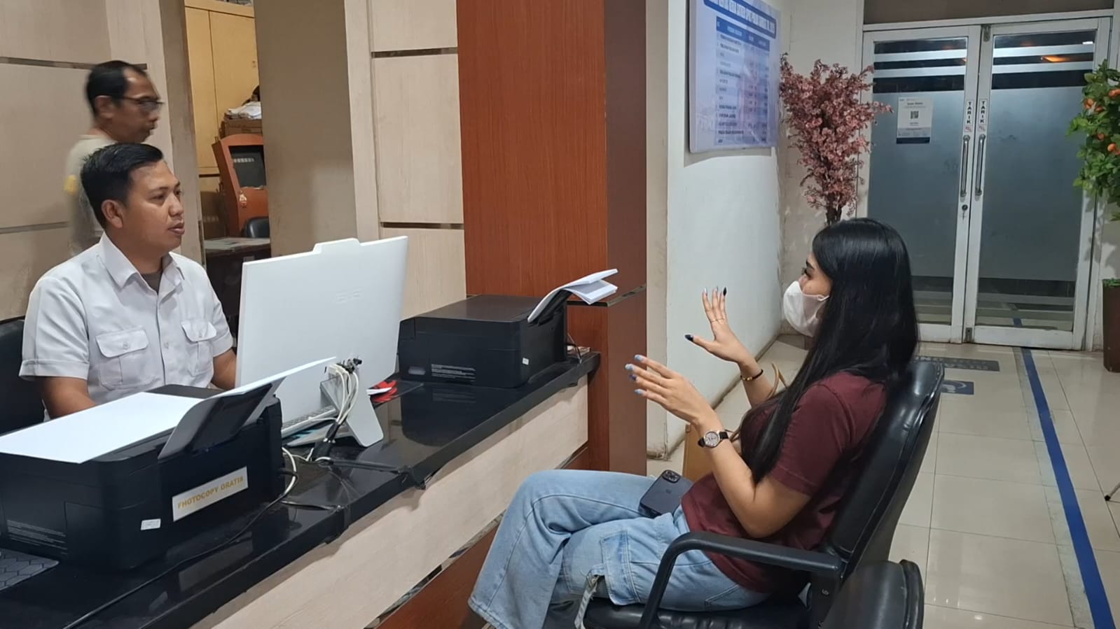 Oknum Polisi Aniaya Mantan Kekasih dan Todong Pistol: Aksi Brutal Viral di Medsos