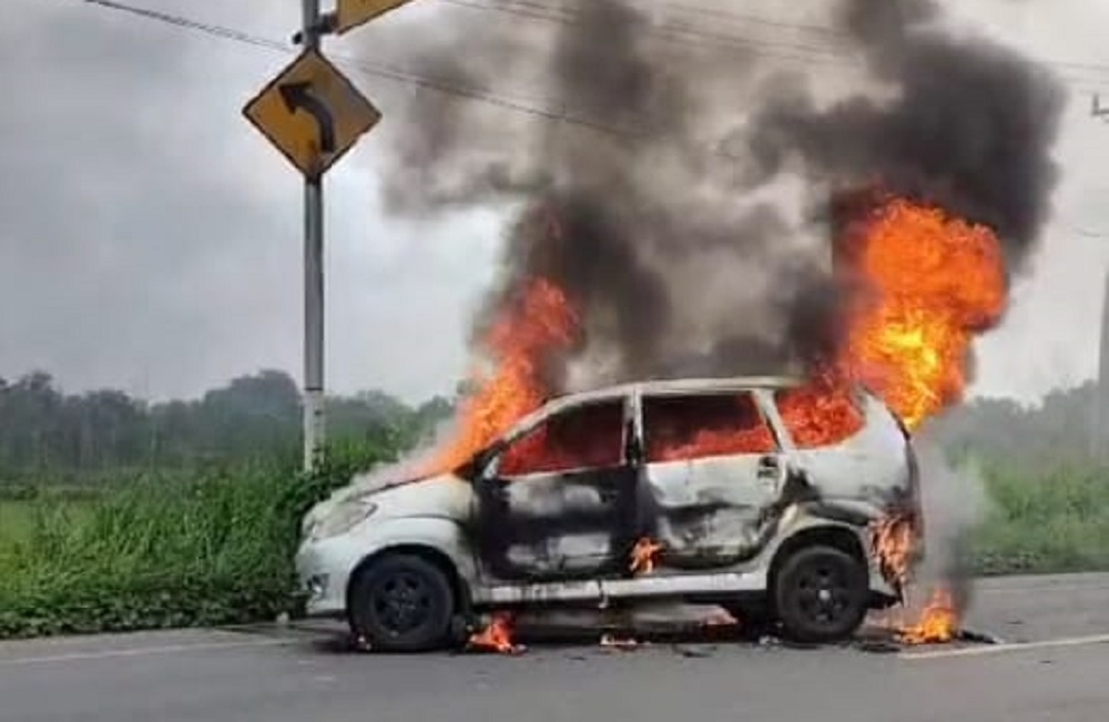 Minibus Putih Terbakar di Jalintim KM 27, Diduga Akibat BBM!